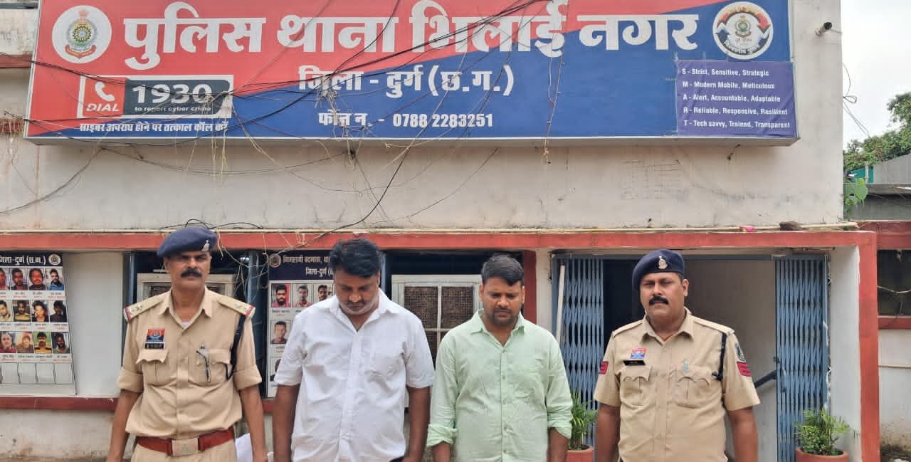 APK फाइल भेजकर 4 लाख की साइबर ठगी, गुजरात से दो आरोपी गिरफ्तार APK फाइल भेजकर 4 लाख की साइबर ठगी, गुजरात से दो आरोपी गिरफ्तार