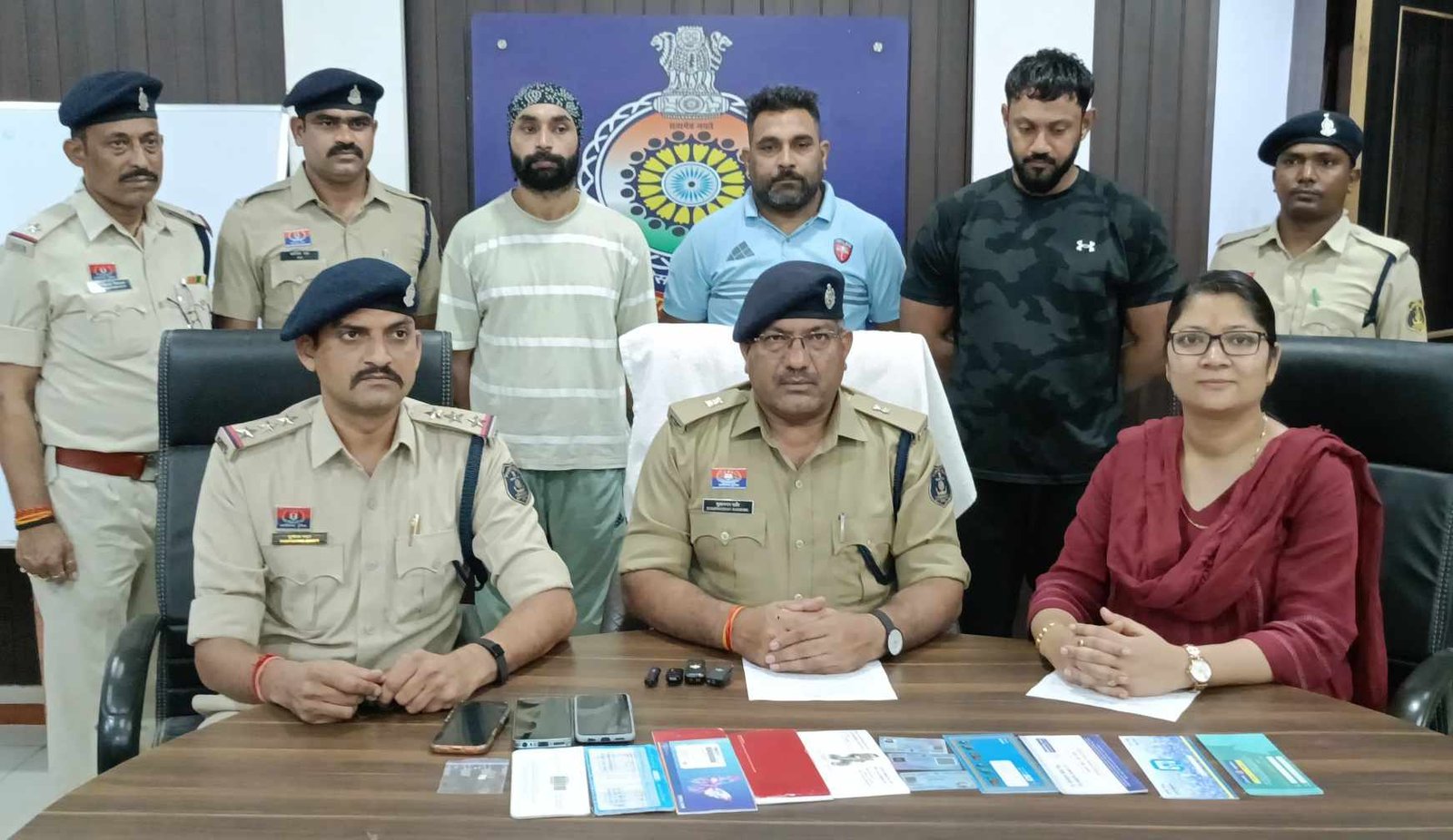 बीमा रिफंड के नाम पर 1.60 करोड़ की साइबर ठगी, दिल्ली से तीन आरोपी गिरफ्तार बीमा रिफंड के नाम पर 1.60 करोड़ की साइबर ठगी, दिल्ली से तीन आरोपी गिरफ्तार