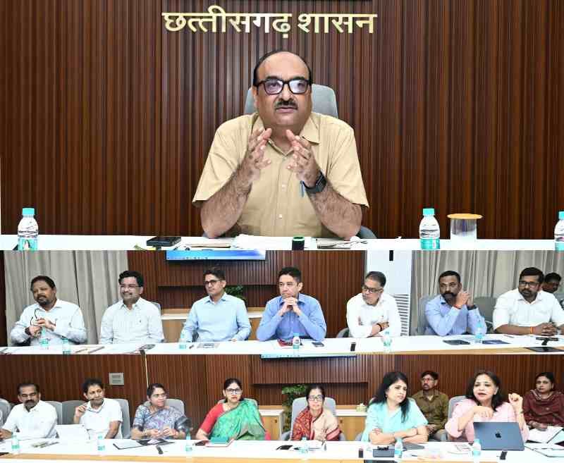 विभागों के महत्वपूर्ण कार्यों एवं योजनाओं के क्रियान्वयन की समीक्षा की