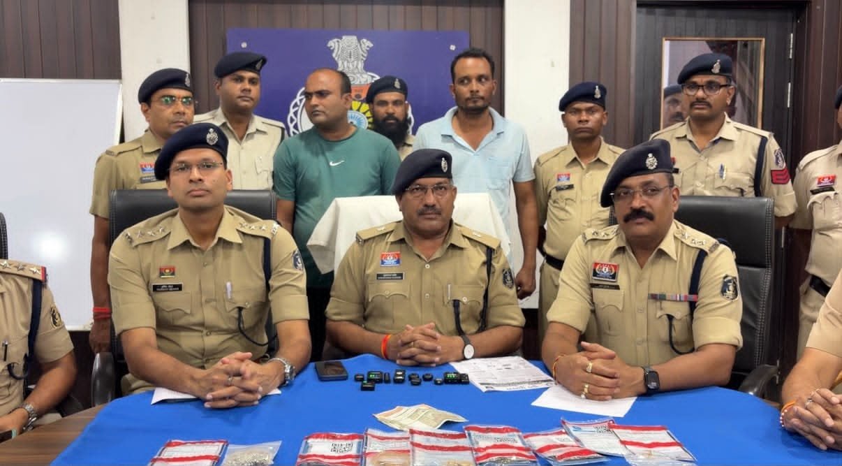 दुर्ग पुलिस ने 8 सिलसिलेवार चोरियों का किया खुलासा, 32 लाख का मशरूका दुर्ग पुलिस ने 8 सिलसिलेवार चोरियों का किया खुलासा, 32 लाख का मशरूका