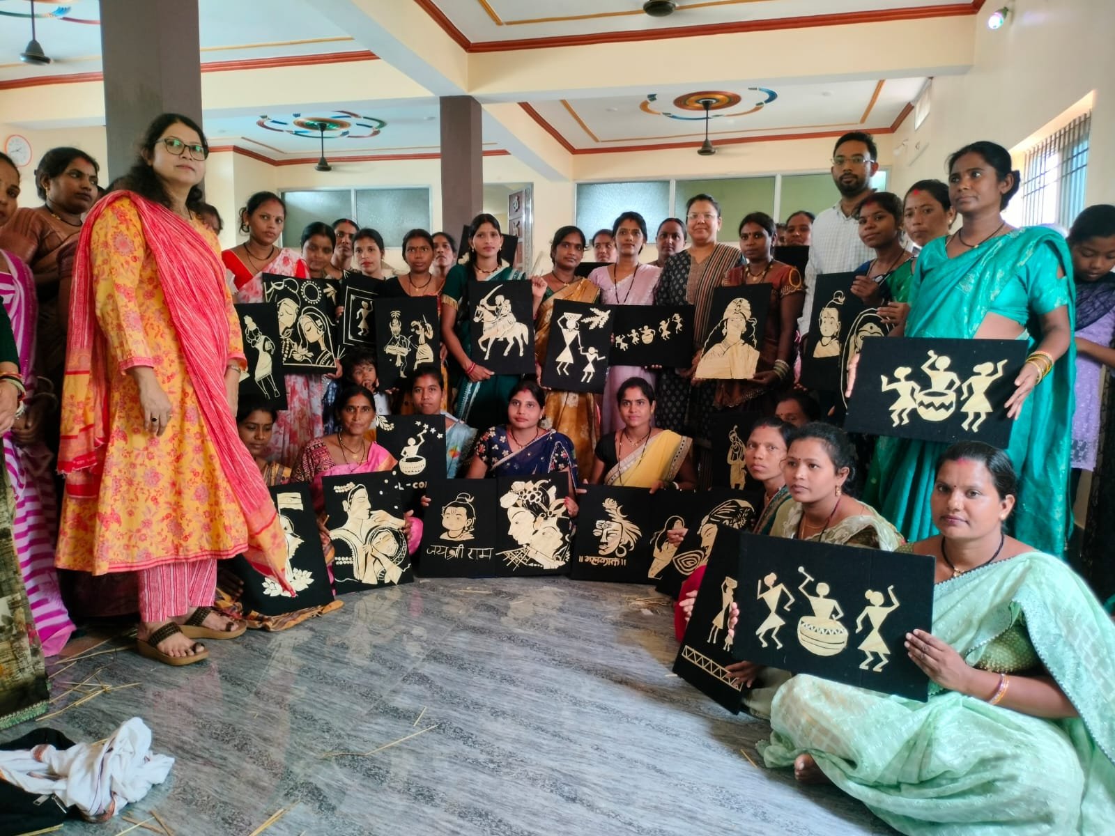आत्मनिर्भरता की ओर बढ़ते कदम, बलौदाबाजार में समूह की 40 महिलाओं को मिला धान और पैरा आर्ट का प्रशिक्षण