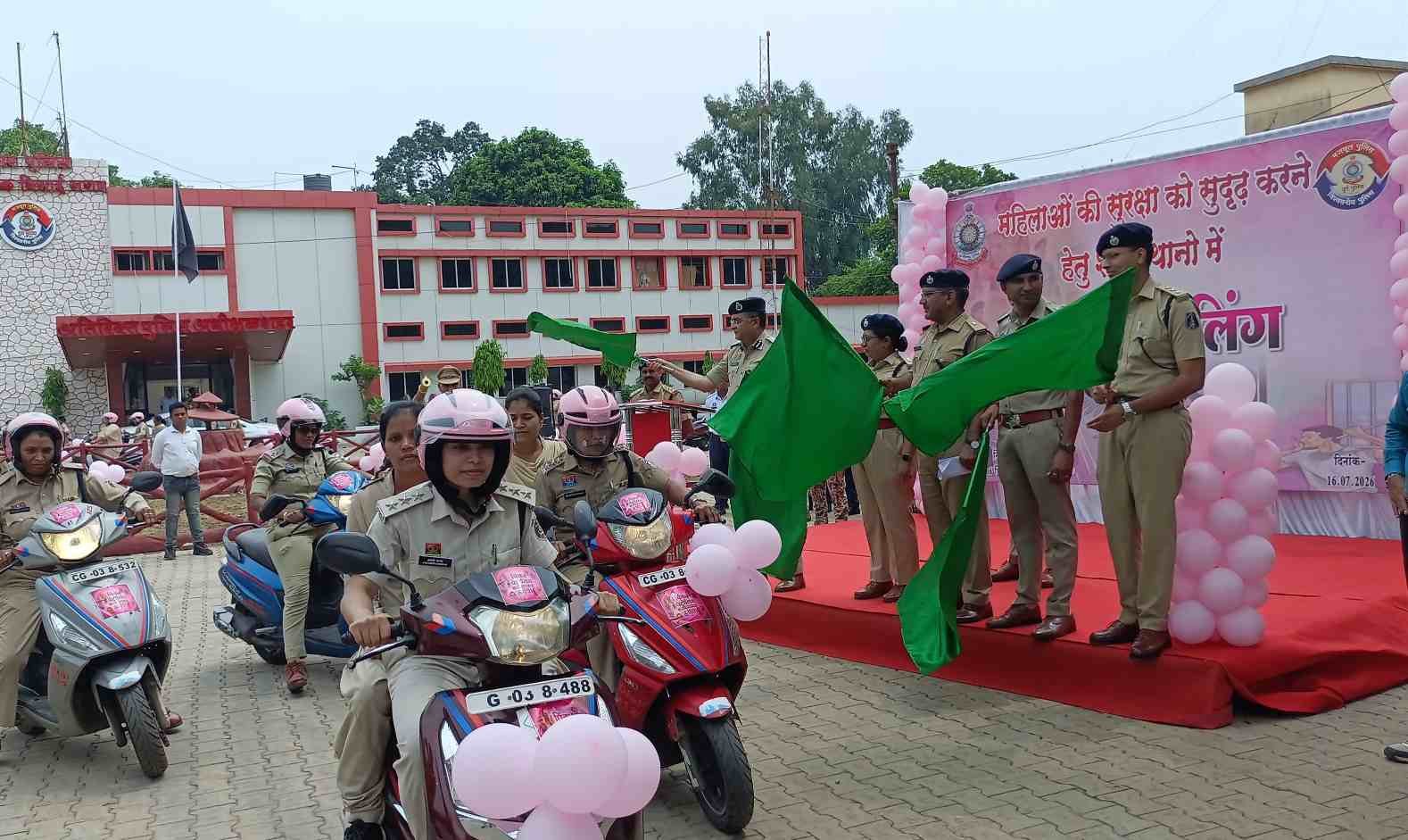 दुर्ग पुलिस ने शुरू की ‘पिंक पेट्रोलिंग’, महिलाओं की सुरक्षा के लिए 14 विशेष टीमें मैदान में दुर्ग पुलिस ने शुरू की ‘पिंक पेट्रोलिंग’, महिलाओं की सुरक्षा के लिए 14 विशेष टीमें मैदान में