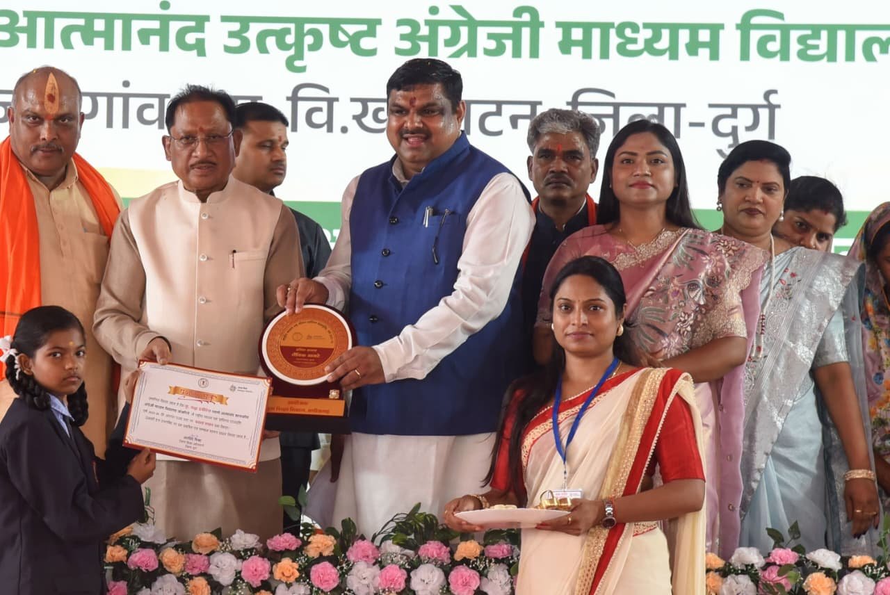 मुख्यमंत्री विष्णुदेव साय ने नवप्रवेशी बच्चों का किया आत्मीय स्वागत