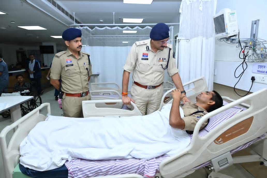 पुलिस कमिश्नर संजीव शुक्ला ने अस्पताल पहुंच घायल पुलिस जवानों का जाना हाल