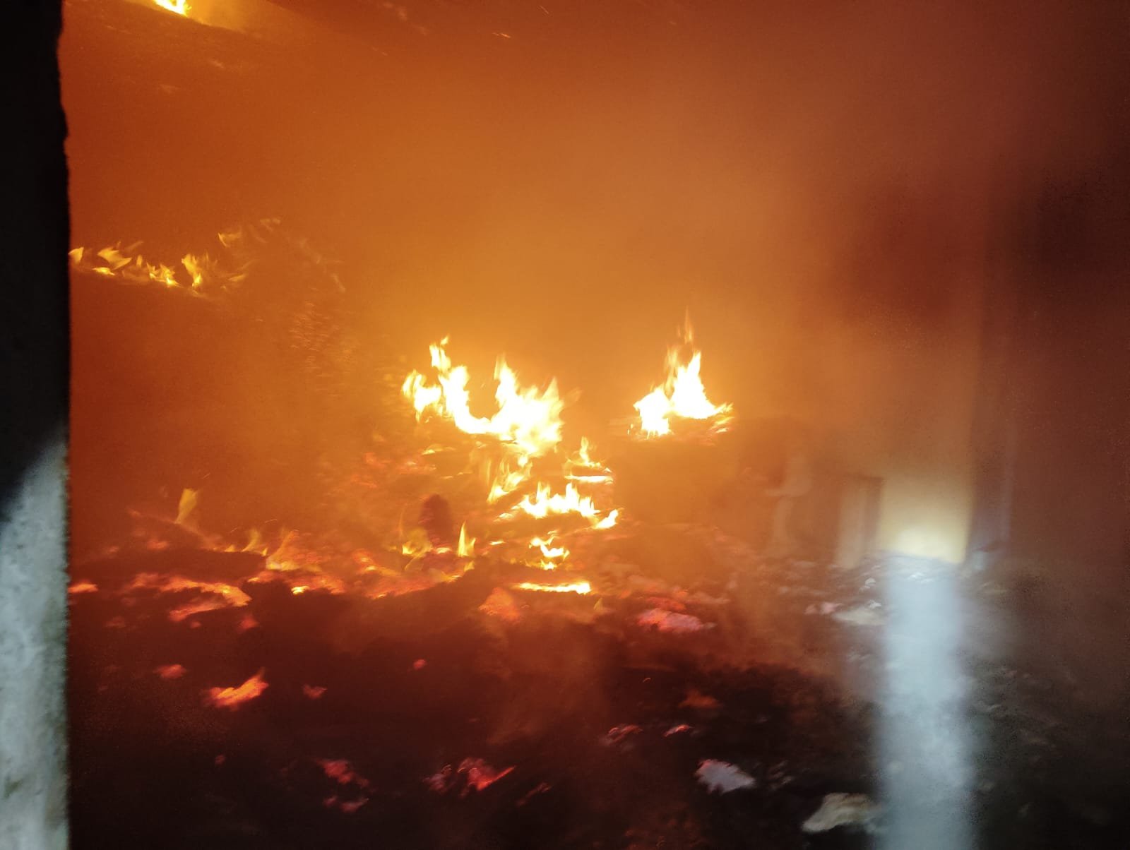 दुर्ग : अछोटी गांव में भीषण आग, 4.30 घंटे की मशक्कत के बाद दमकल ने पाया काबू