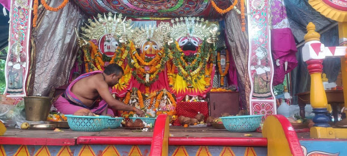 स्वर्ण वेश में भक्तों को दर्शन दे रहे भगवान जगन्नाथ, 27 जुलाई को होगा नीलाद्री विजय