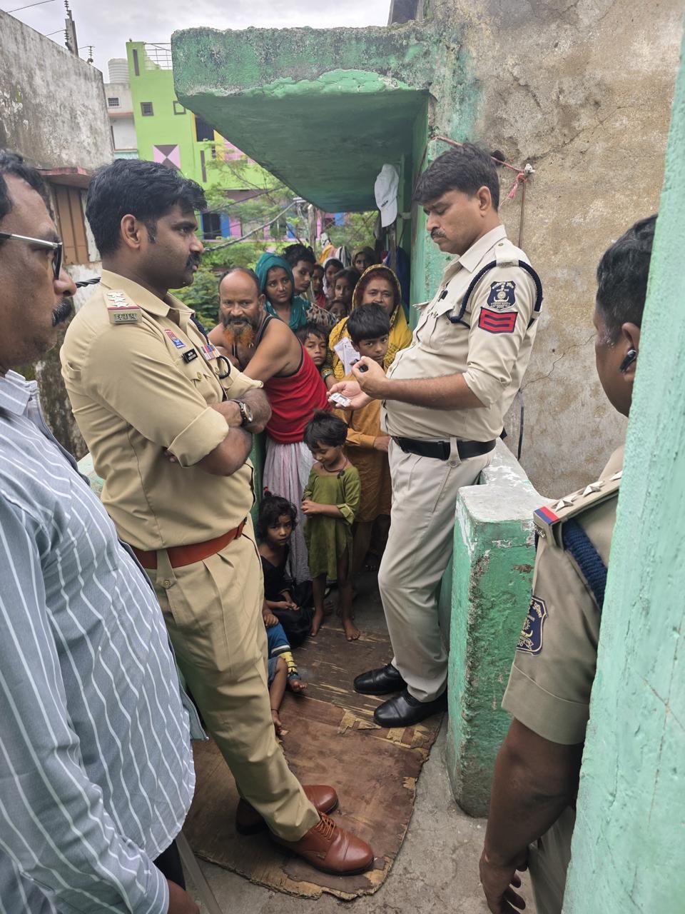 सुबह 4 बजे से दुर्ग पुलिस का बड़ा एक्शन, 50 पुलिसकर्मियों ने दी ताबड़तोड़ दबिश सुबह 4 बजे से दुर्ग पुलिस का बड़ा एक्शन, 50 पुलिसकर्मियों ने दी ताबड़तोड़ दबिश