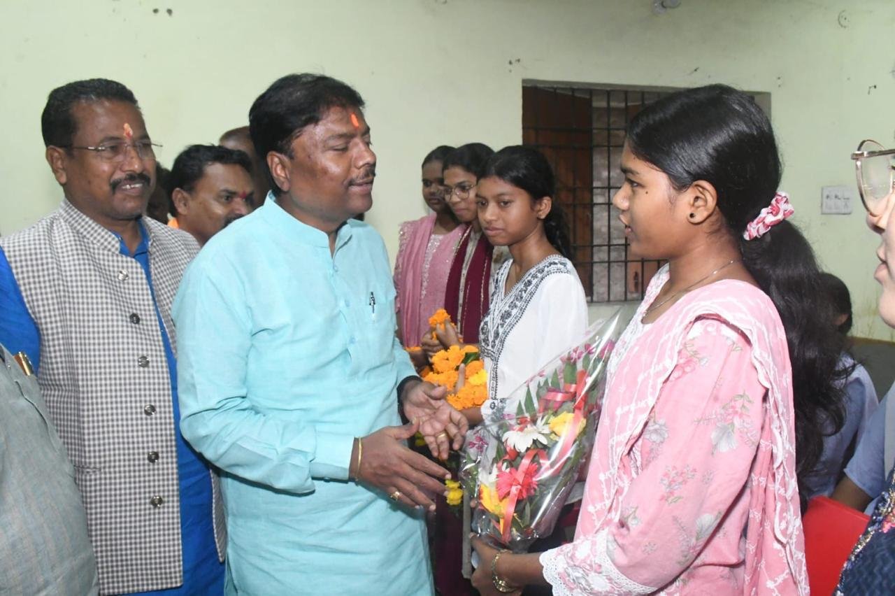 छू लो आसमान के सफल विद्यार्थियों का वन मंत्री केदार कश्यप ने किया सम्मान छू लो आसमान के सफल विद्यार्थियों का वन मंत्री केदार कश्यप ने किया सम्मान