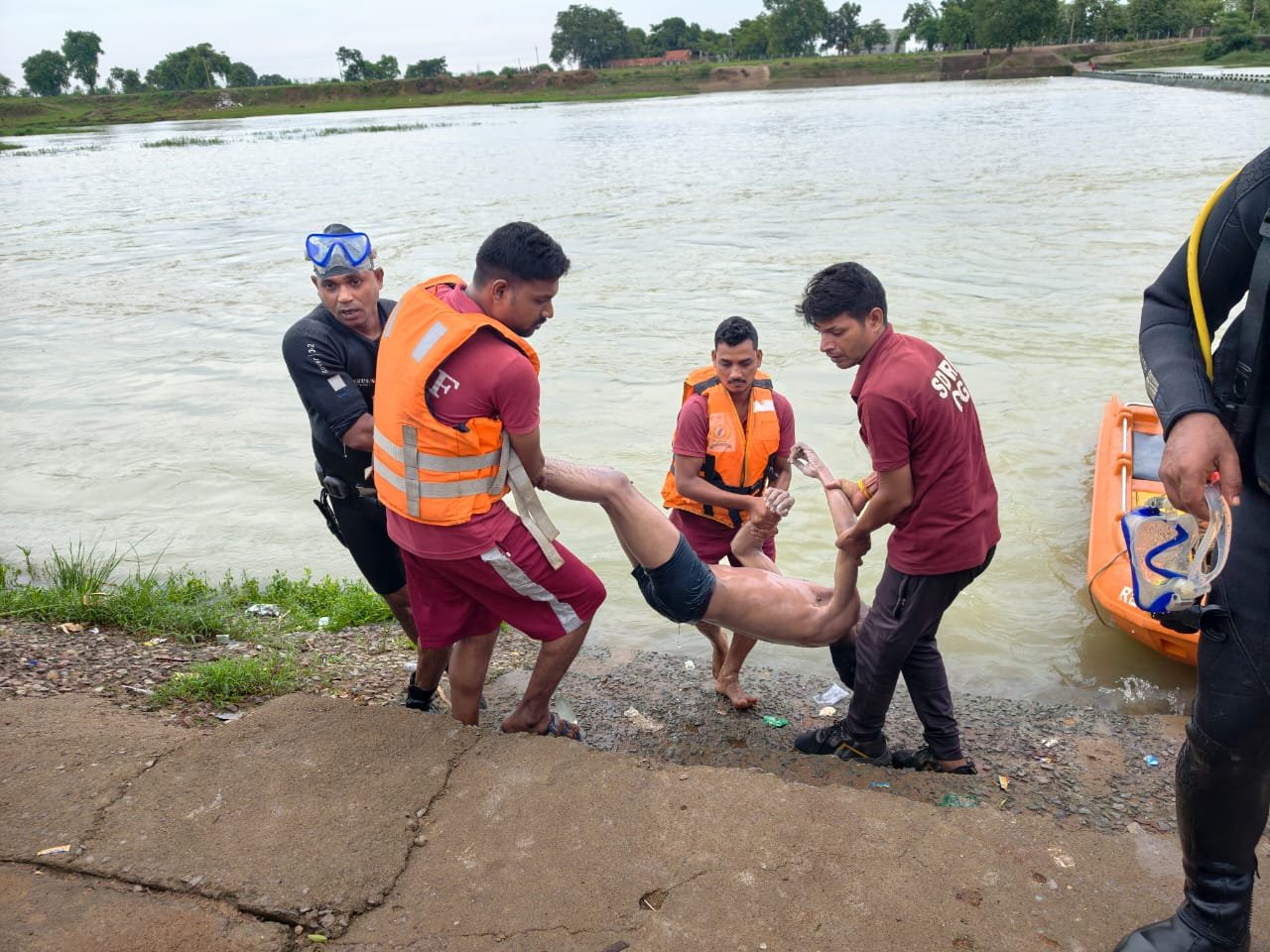 खारून नदी में डूबे युवक का शव 16 घंटे बाद बरामद, SDRF ने चलाया रेस्क्यू ऑपरेशन खारून नदी में डूबे युवक का शव 16 घंटे बाद बरामद, SDRF ने चलाया रेस्क्यू ऑपरेशन
