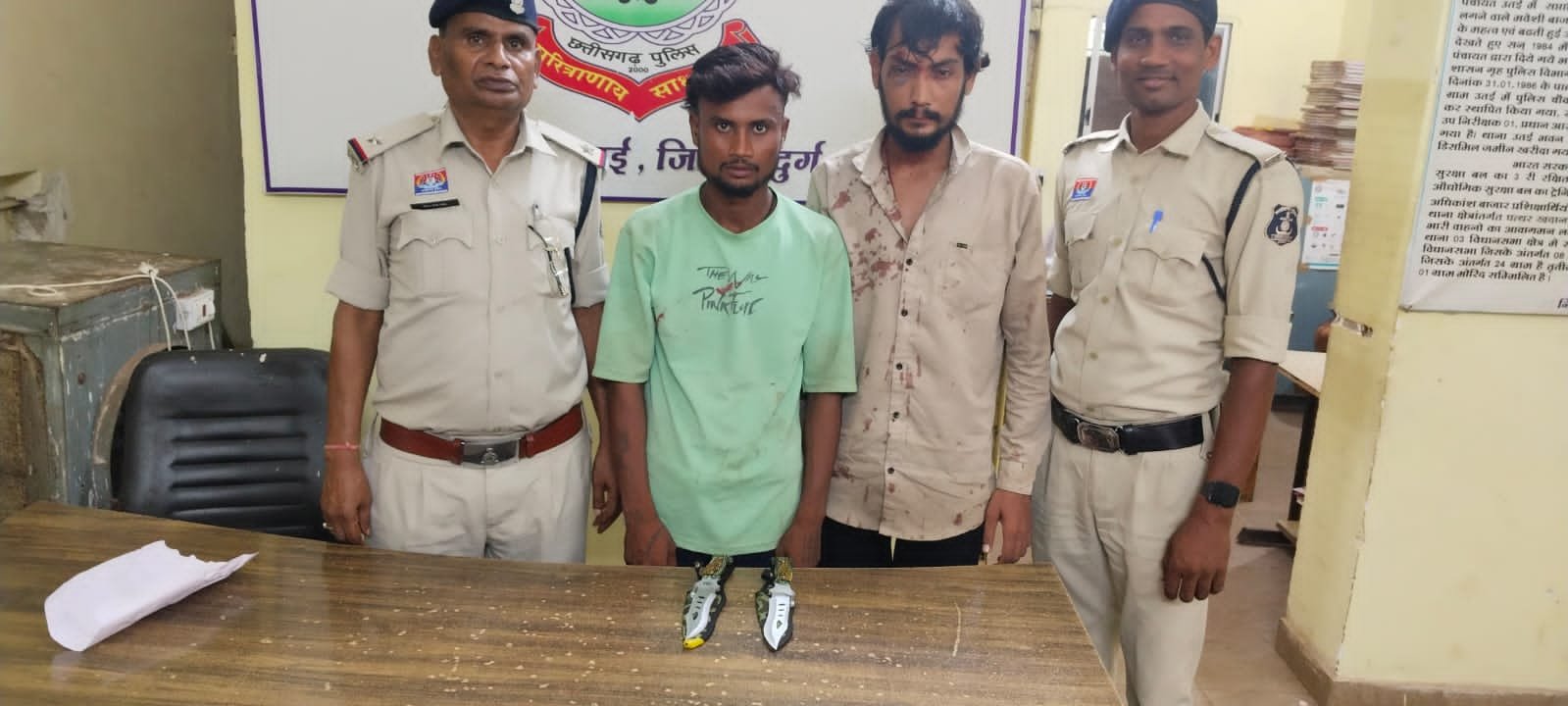 दुर्ग पुलिस का सख्त अभियान : हथियार लेकर दहशत फैलाने वाले 4 आरोपी गिरफ्तार