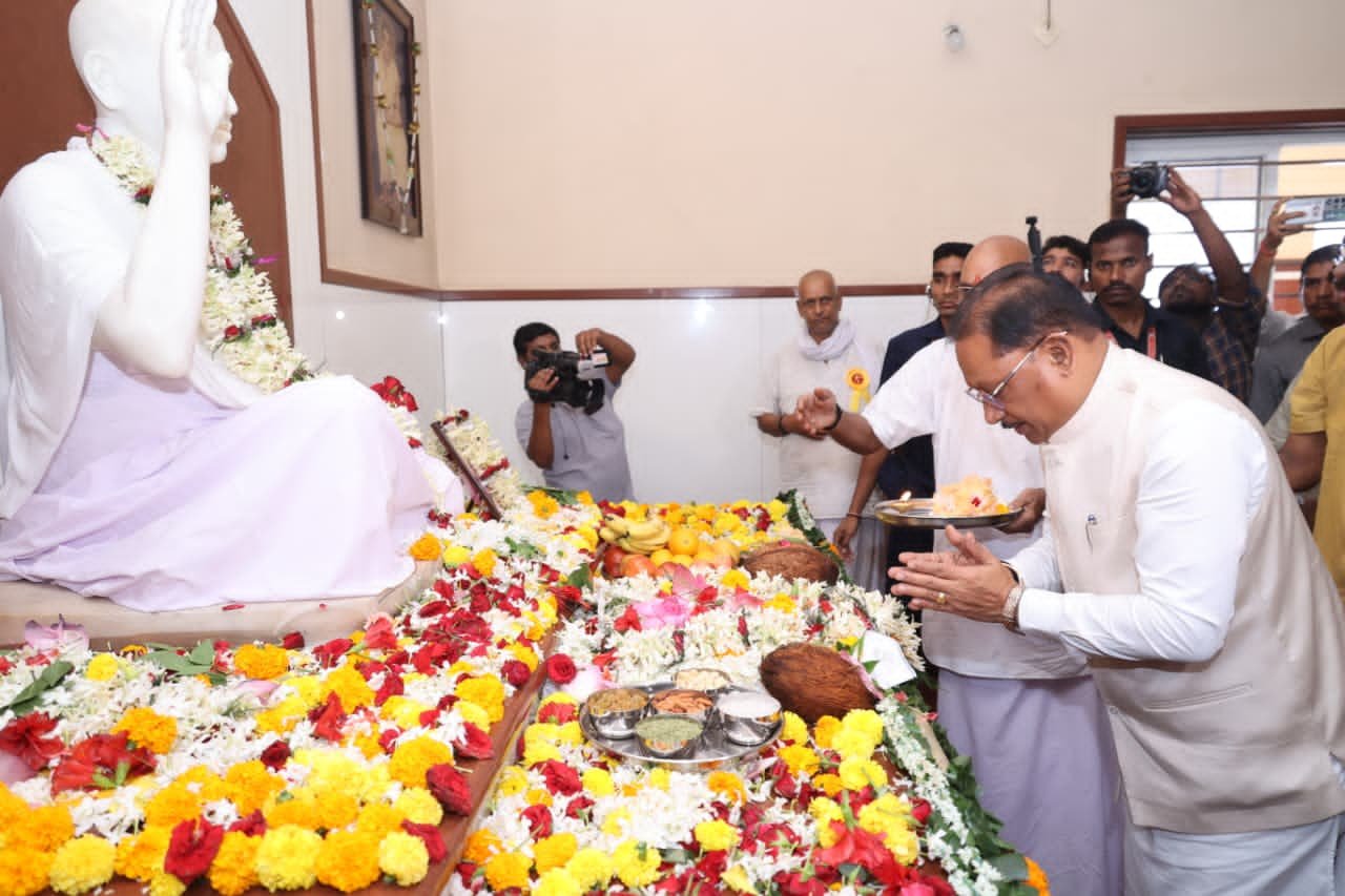 गुरु पूर्णिमा पर मुख्यमंत्री विष्णु देव साय ने अघोर गुरु पीठ बनोरा में किए गुरु दर्शन गुरु पूर्णिमा पर मुख्यमंत्री विष्णु देव साय ने अघोर गुरु पीठ बनोरा में किए गुरु दर्शन