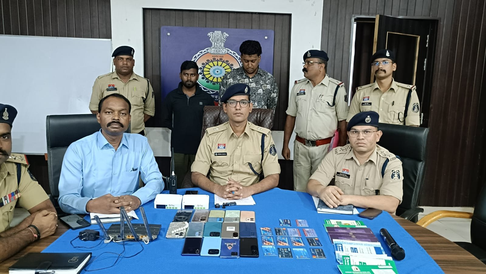 दुर्ग पुलिस का बड़ा ऑपरेशन : बिहार से संचालित ऑनलाइन सट्टा गिरोह का भंडाफोड़ दुर्ग पुलिस का बड़ा ऑपरेशन : बिहार से संचालित ऑनलाइन सट्टा गिरोह का भंडाफोड़