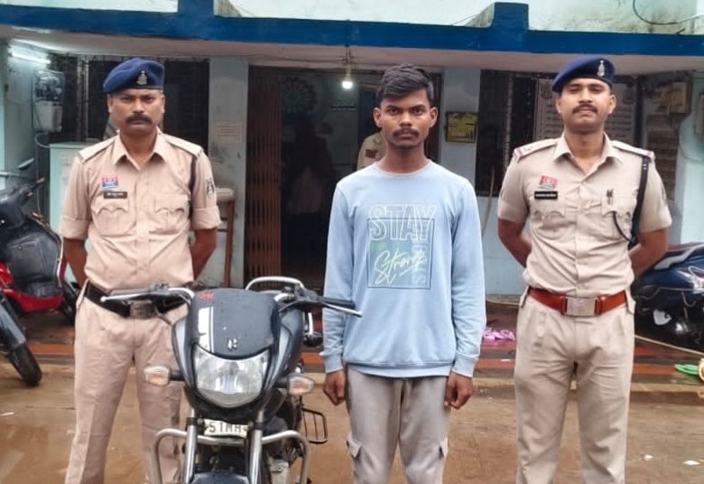 घर में घुसकर बुजुर्ग दंपत्ति से लूट: धारदार हथियार दिखाकर नेकलेस लूटा
