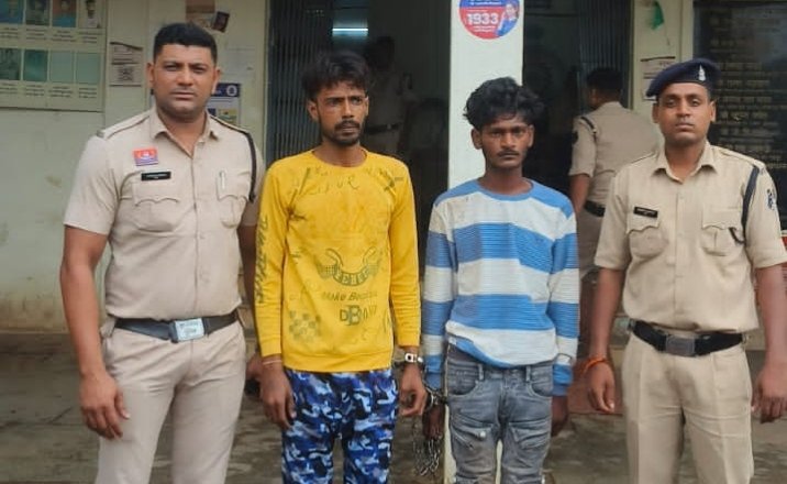 ऑटो में बैठाकर उड़ाए ₹74 हजार, पुलिस ने चालक व साथी को किया गिरफ्तार