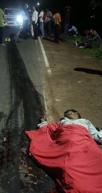 फॉरेस्ट एवेन्यू रोड पर हाईवा ने बाइक सवार युवक को कुचला मौत, दो घायल