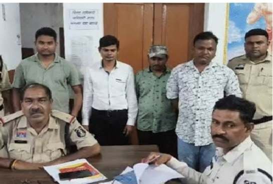 सांप काटने के फर्जी मुआवजा घोटाले में कसा शिकंजा, दो पुलिसकर्मी भी गिरफ्तार