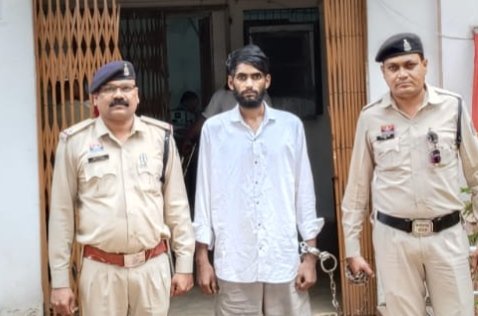 स्कूल-कॉलेज के पास हेरोइन बेच रहा था युवक, दुर्ग पुलिस ने दबोचा स्कूल-कॉलेज के पास हेरोइन बेच रहा था युवक, दुर्ग पुलिस ने दबोचा