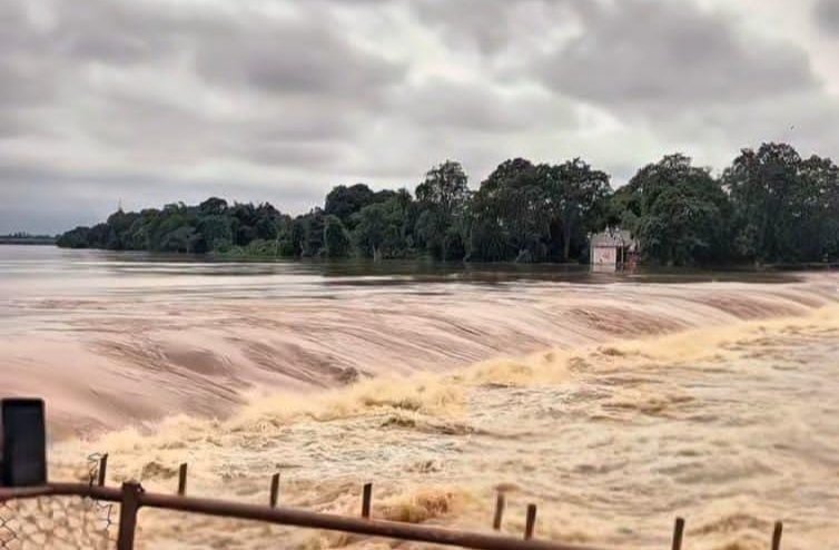 बारिश से महमरा एनीकट पर बढ़ा जलस्तर, साढ़े चार फीट ऊपर बह रहा पानी