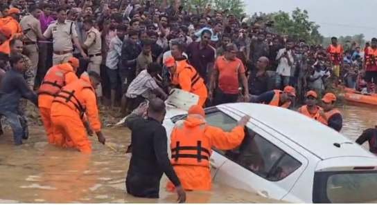 CG : तीन दिन बाद नाले से निकाली गई कार, पूर्व सरपंच दंपति के शव बरामद CG : तीन दिन बाद नाले से निकाली गई कार, पूर्व सरपंच दंपति के शव बरामद