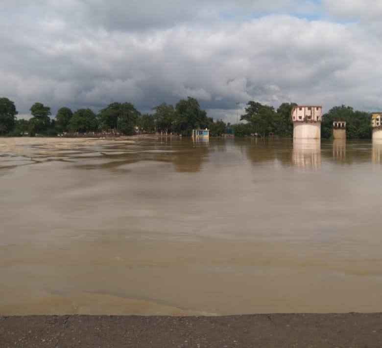 लगातार बारिश से शिवनाथ नदी उफान पर, महमरा एनीकट से साढ़े 7 फीट ऊपर बह रहा पानी