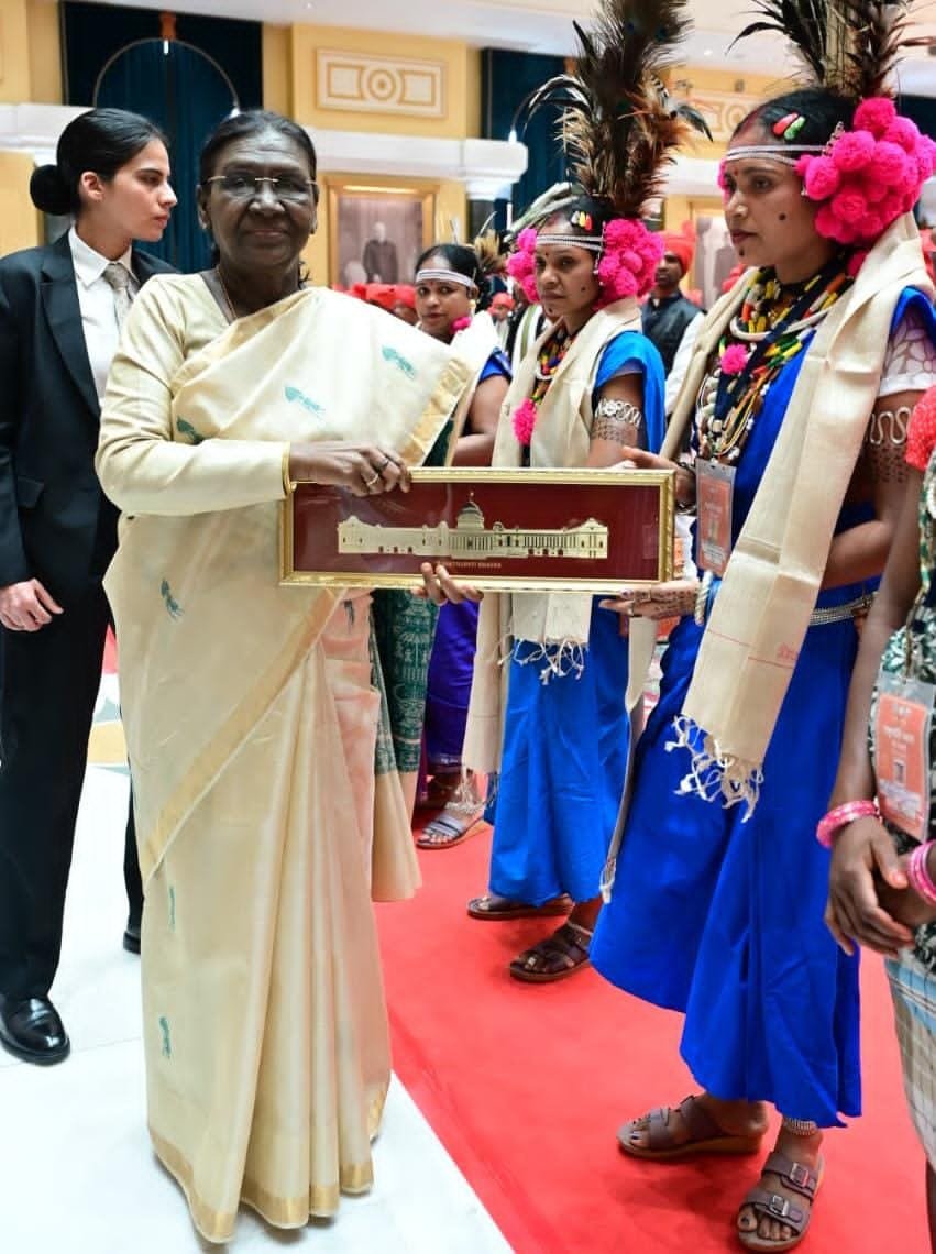 नारायणपुर के मांझी-चालकी व ‘बस्तर पंडुम’ विजेताओं ने राष्ट्रपति से की सौजन्य भेंट