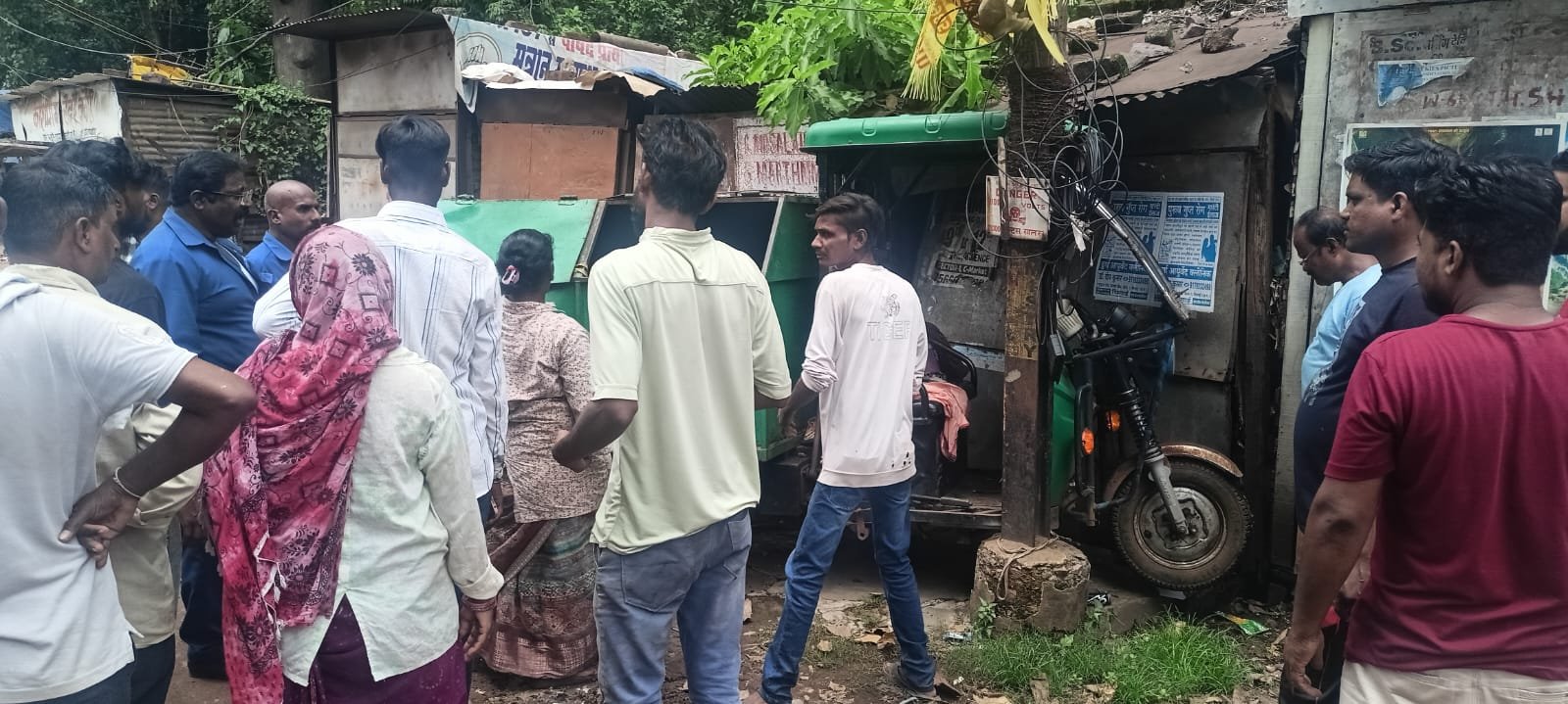 तेज रफ्तार स्कूल बस ने कचरा वाहन को मारी टक्कर, बिजली के पोल से जा भिड़ी गाड़ी