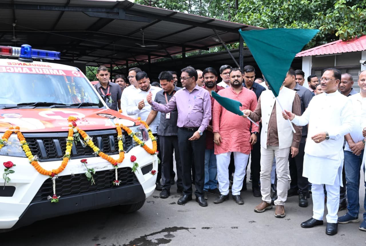 मुख्यमंत्री विष्णु देव साय ने धरसींवा विधानसभा को दी निःशुल्क एम्बुलेंस की सौगात मुख्यमंत्री विष्णु देव साय ने धरसींवा विधानसभा को दी निःशुल्क एम्बुलेंस की सौगात