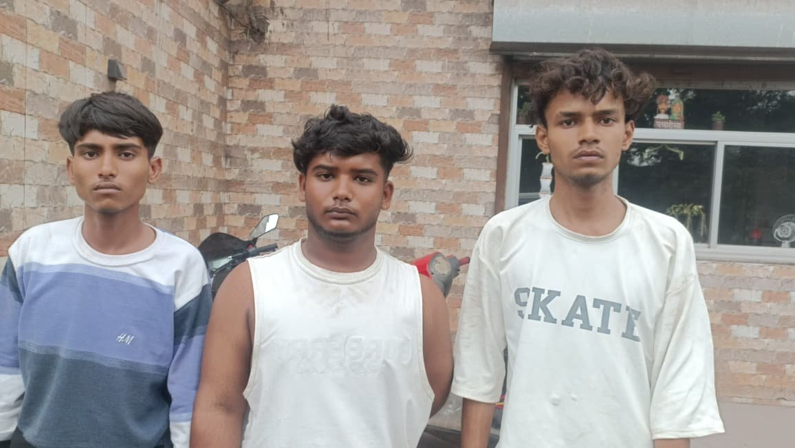 Durg : राहगीरों से मारपीट और लूट के प्रयास के मामले में तीन आरोपी गिरफ्तार Durg : राहगीरों से मारपीट और लूट के प्रयास के मामले में तीन आरोपी गिरफ्तार