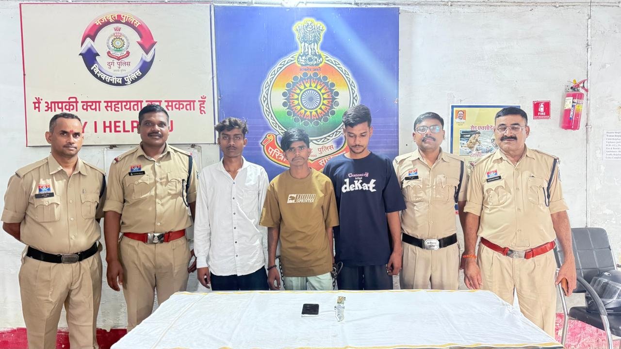 चाकू दिखाकर दो मोबाइल लूटने वाले 3 आरोपी गिरफ्तार, दोनों मोबाइल बरामद