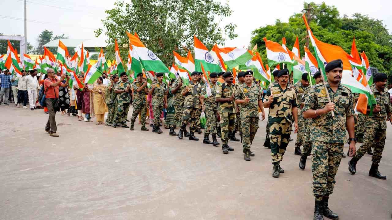 हर घर तिरंगा अभियान के तहत BSF ने निकाली तिरंगा रैली, किया वृक्षारोपण हर घर तिरंगा अभियान के तहत BSF ने निकाली तिरंगा रैली, किया वृक्षारोपण