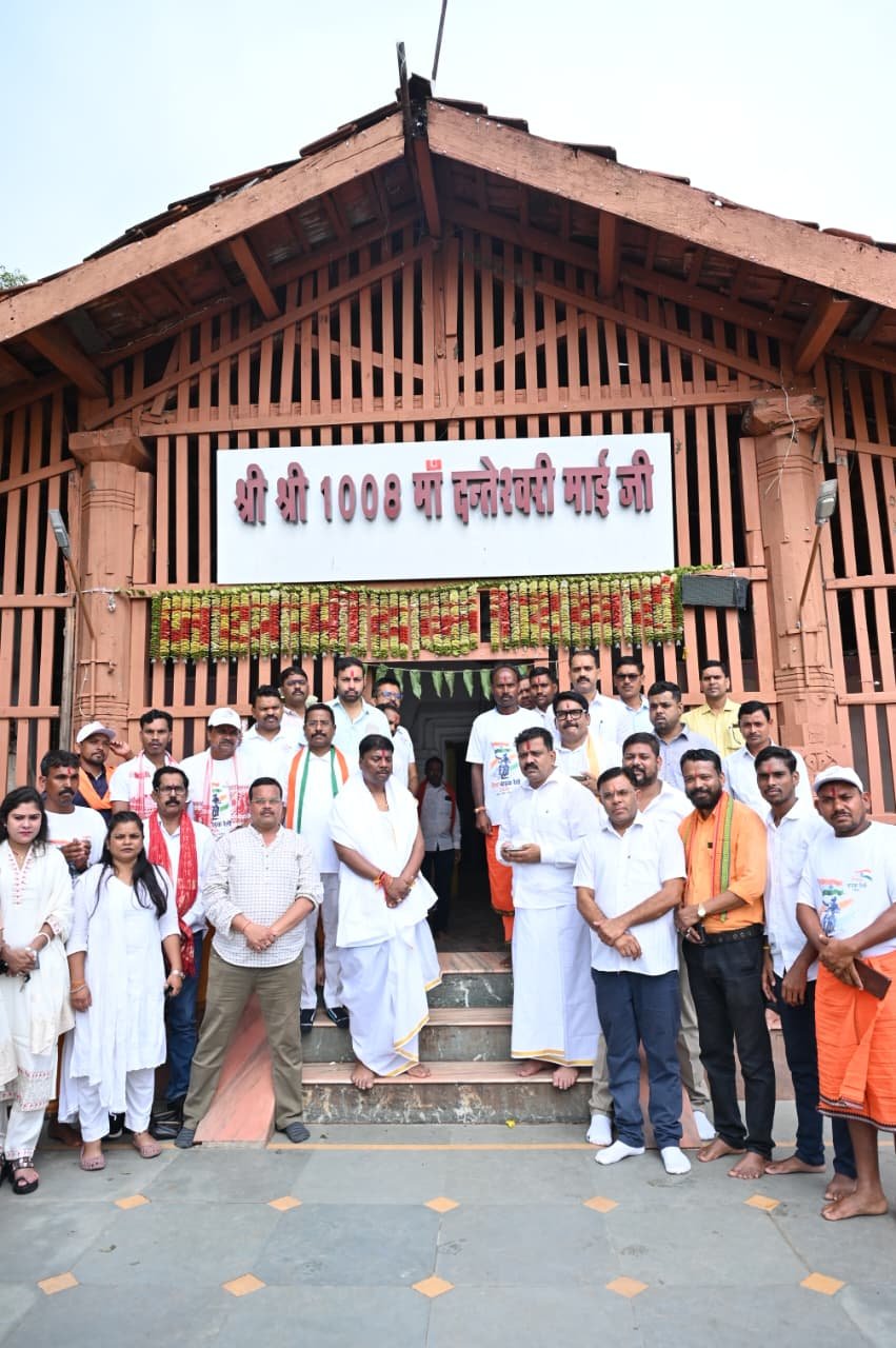 तिरंगा यात्रा दूसरा दिन : माँ दंतेश्वरी की पूजा-अर्चना कर उप मुख्यमंत्री एवं वन मंत्री ने किया यात्रा का शुभारंभ तिरंगा यात्रा दूसरा दिन : माँ दंतेश्वरी की पूजा-अर्चना कर उप मुख्यमंत्री एवं वन मंत्री ने किया यात्रा का शुभारंभ