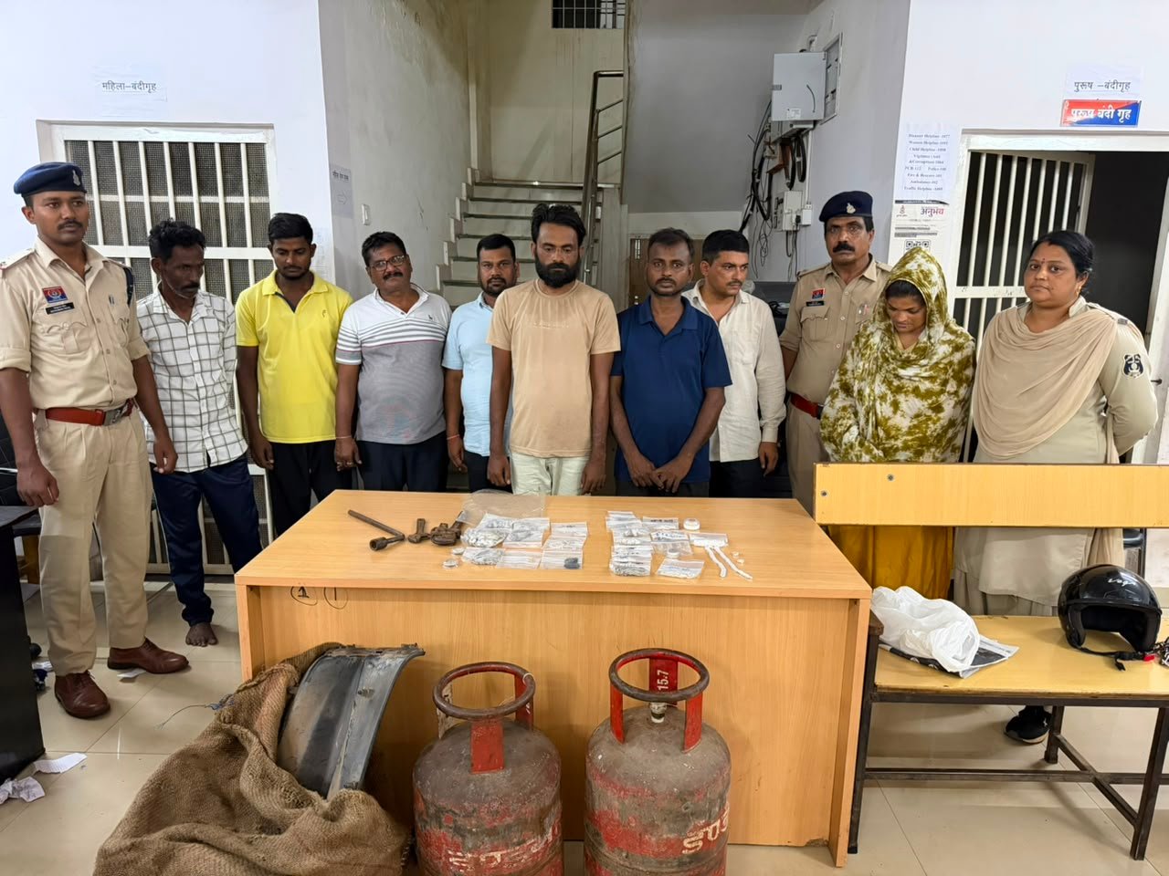 बंद मकानों पर गिरोह की नजर! वैशाली नगर पुलिस ने महिला सहित 5 चोरों को दबोचा, बंद मकानों पर गिरोह की नजर! वैशाली नगर पुलिस ने महिला सहित 5 चोरों को दबोचा,