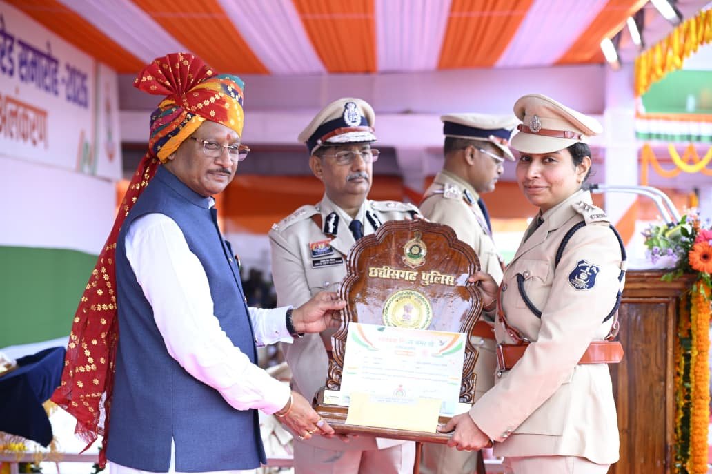 CM साय से उत्कृष्ट सेवा के लिए सम्मानित हुए पुलिस, नगर सेना के अधिकारी-कर्मचारी