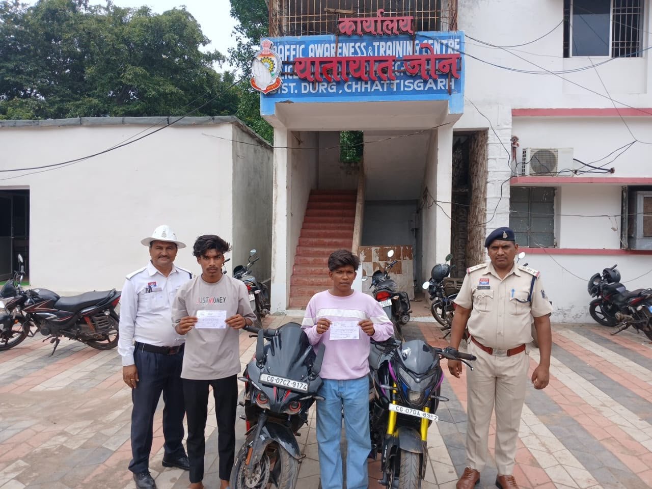 सेंट्रल एवेन्यू में स्टंटबाजी पड़ी भारी, दो बाइक जब्त, युवकों पर 12 हजार का चालान