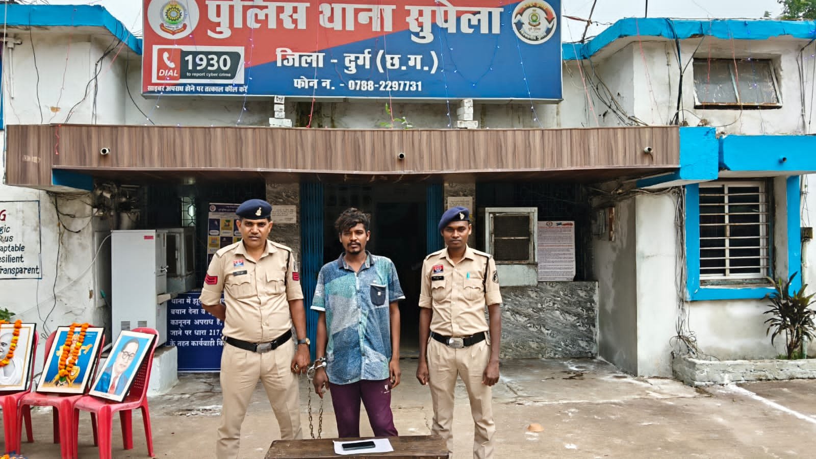 चंद्रा-मौर्या तिराहा के पास राहगीर से मोबाइल झपटमारी, आरोपी गिरफ्तार चंद्रा-मौर्या तिराहा के पास राहगीर से मोबाइल झपटमारी, आरोपी गिरफ्तार