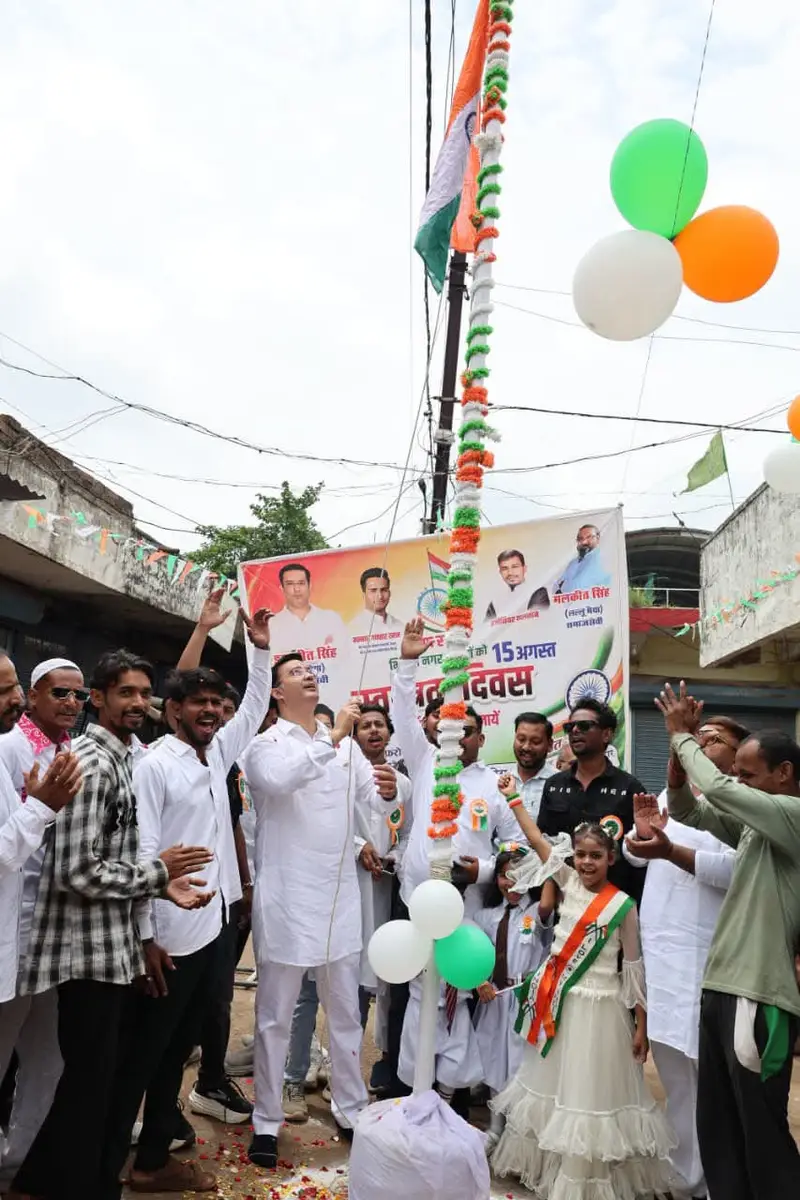 शान से लहराया 100 फीट ऊंचा तिरंगा, ‘बीराजी के अंगना’ में उमड़ा देशभक्ति का सैलाब शान से लहराया 100 फीट ऊंचा तिरंगा, ‘बीराजी के अंगना’ में उमड़ा देशभक्ति का सैलाब