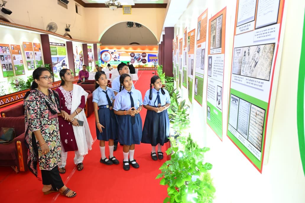 विद्यार्थियों ने देखी स्वतंत्रता संग्राम सेनानियों व ‘वंदे मातरम्’ पर आधारित छायाचित्र प्रदर्शनी