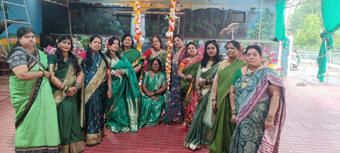 भिलाई में हरियाली उत्सव में झूमीं महिलाएं, सावन के गीतों पर झूला झूलीं