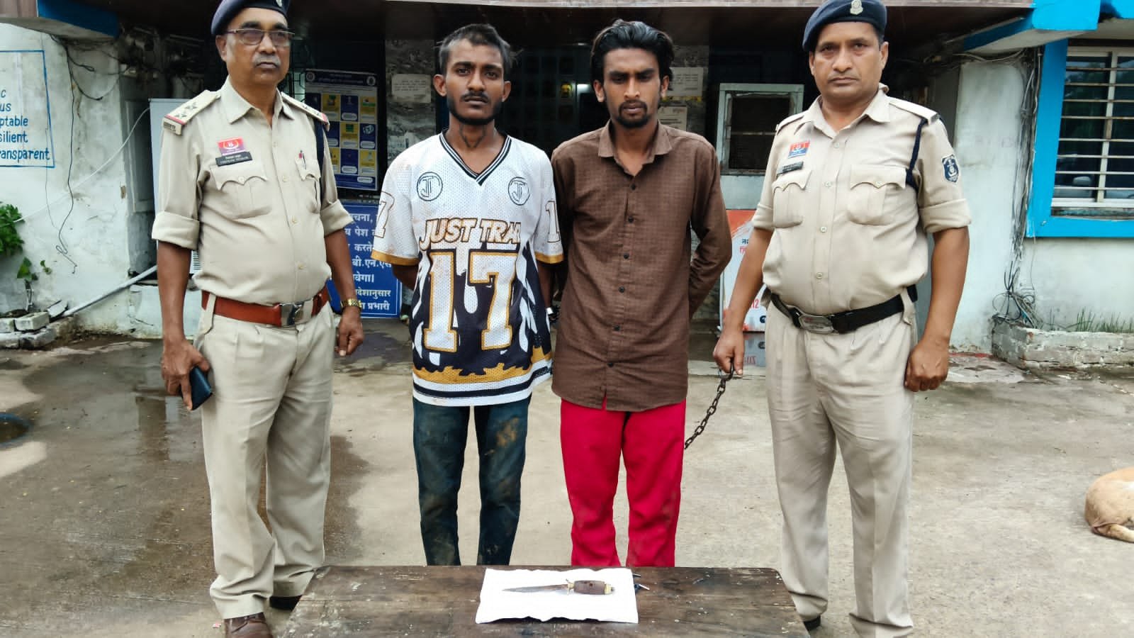 भिलाई में समोसा ठंडा होने पर विवाद : युवक के पेट में चाकू घोपा, दो आरोपी गिरफ्तार भिलाई में समोसा ठंडा होने पर विवाद : युवक के पेट में चाकू घोपा, दो आरोपी गिरफ्तार
