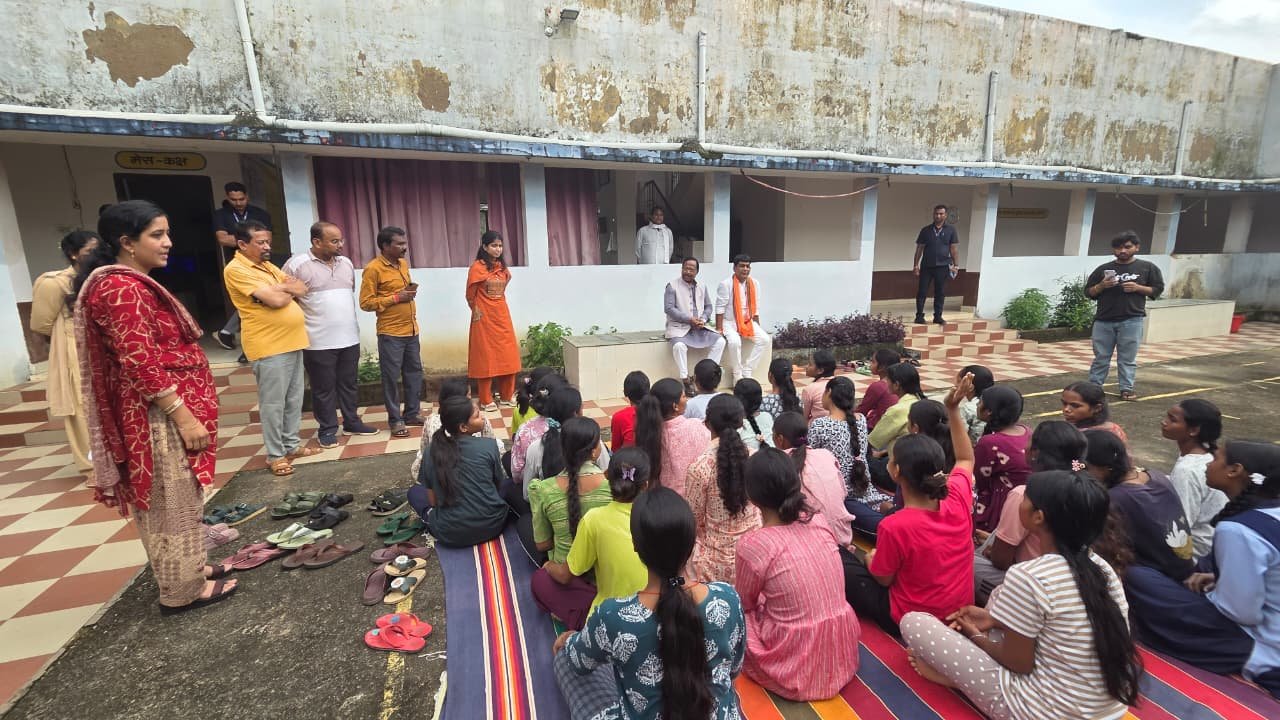मंत्री नेताम ने किया पोस्ट मैट्रिक आदिवासी कन्या छात्रावास का आकस्मिक निरीक्षण