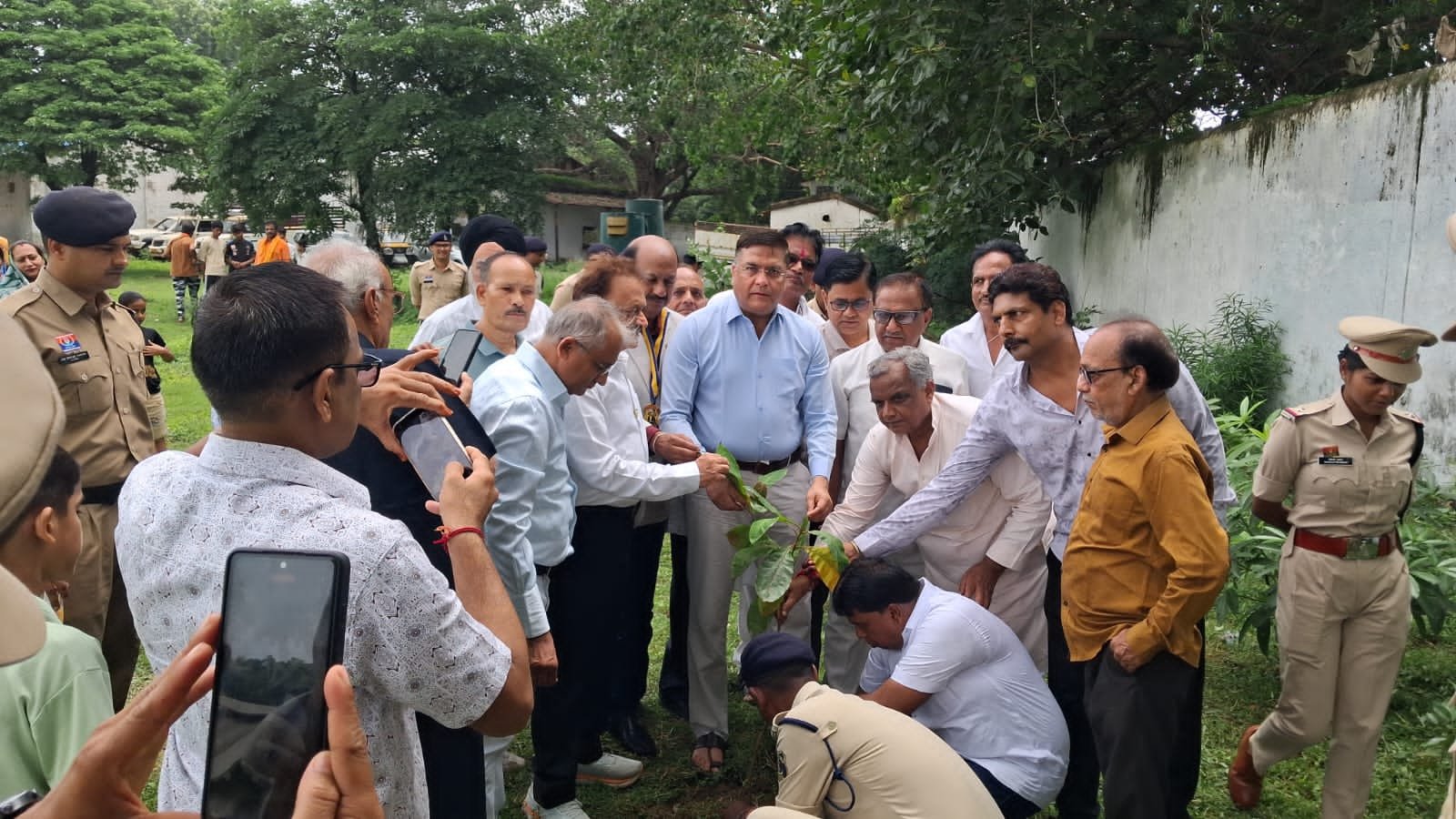 पुलिस लाइन दुर्ग में 135 पौधों का रोपण, हरित दुर्ग का लिया संकल्प