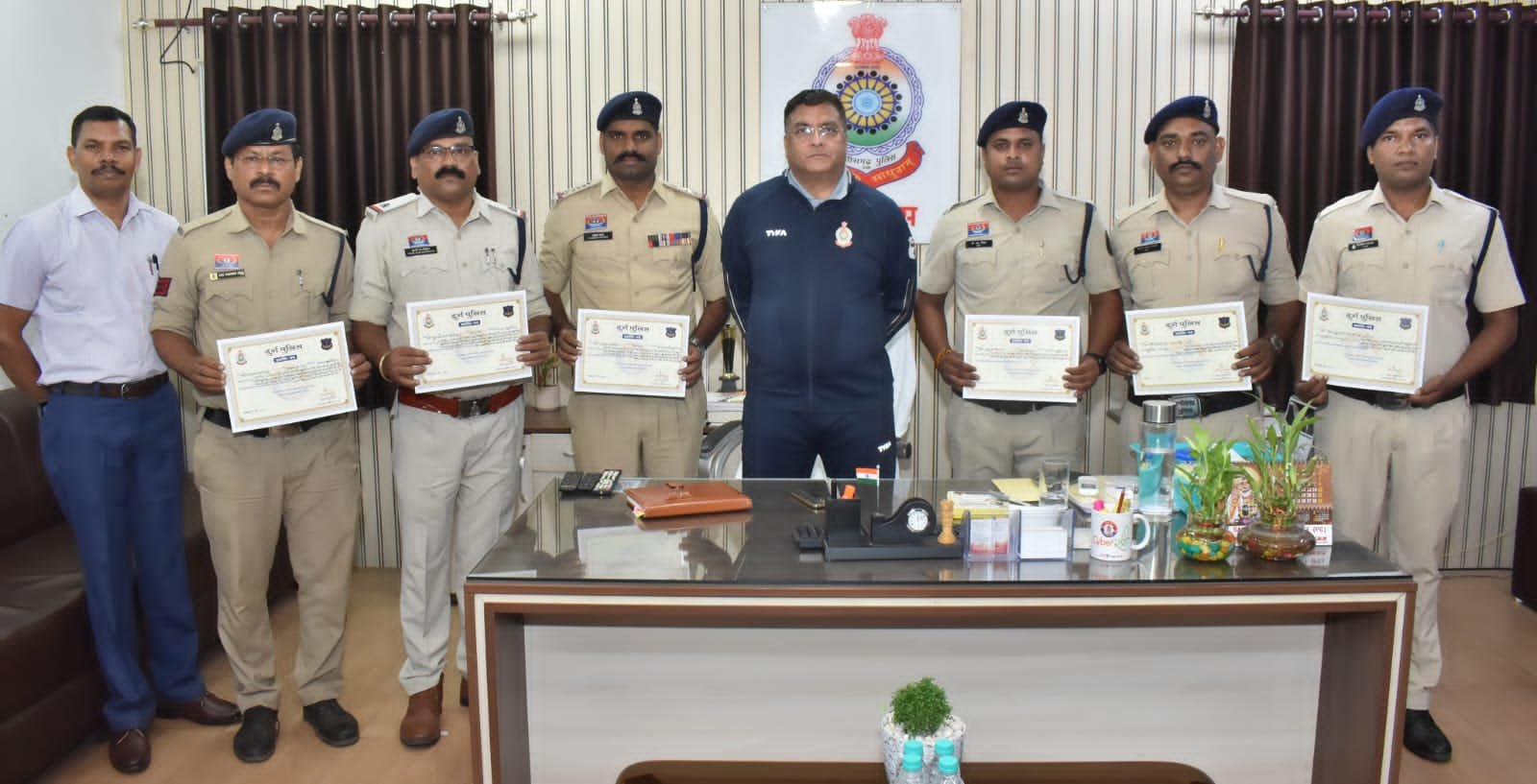 देशी कट्टा बरामद करने वाली खुर्सीपार पुलिस टीम के 6 अधिकारी-कर्मचारी सम्मानित