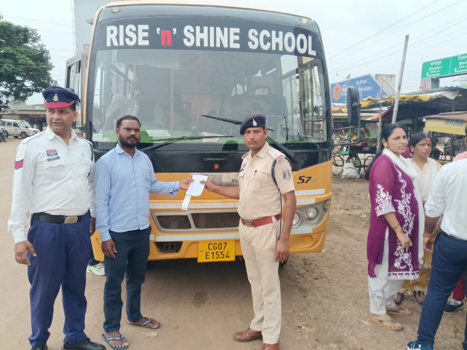नशे में स्कूल बस चलाते मिले 2 चालक, दोनों बसें जब्त, स्कूल प्रबंधन को नोटिस नशे में स्कूल बस चलाते मिले 2 चालक, दोनों बसें जब्त, स्कूल प्रबंधन को नोटिस