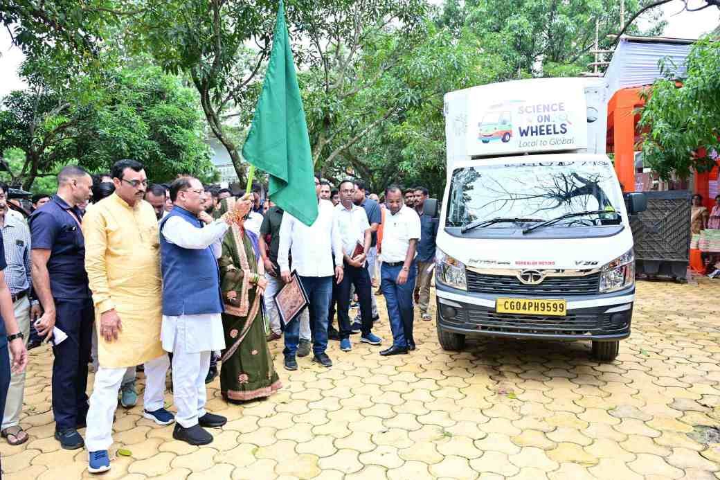 CM ने ‘साइंस ऑन व्हील्स’ को दिखाई हरी झंडी, अब स्कूलों तक पहुंचेगी प्रयोगों की चलती-फिरती विज्ञानशाला CM ने ‘साइंस ऑन व्हील्स’ को दिखाई हरी झंडी, अब स्कूलों तक पहुंचेगी प्रयोगों की चलती-फिरती विज्ञानशाला