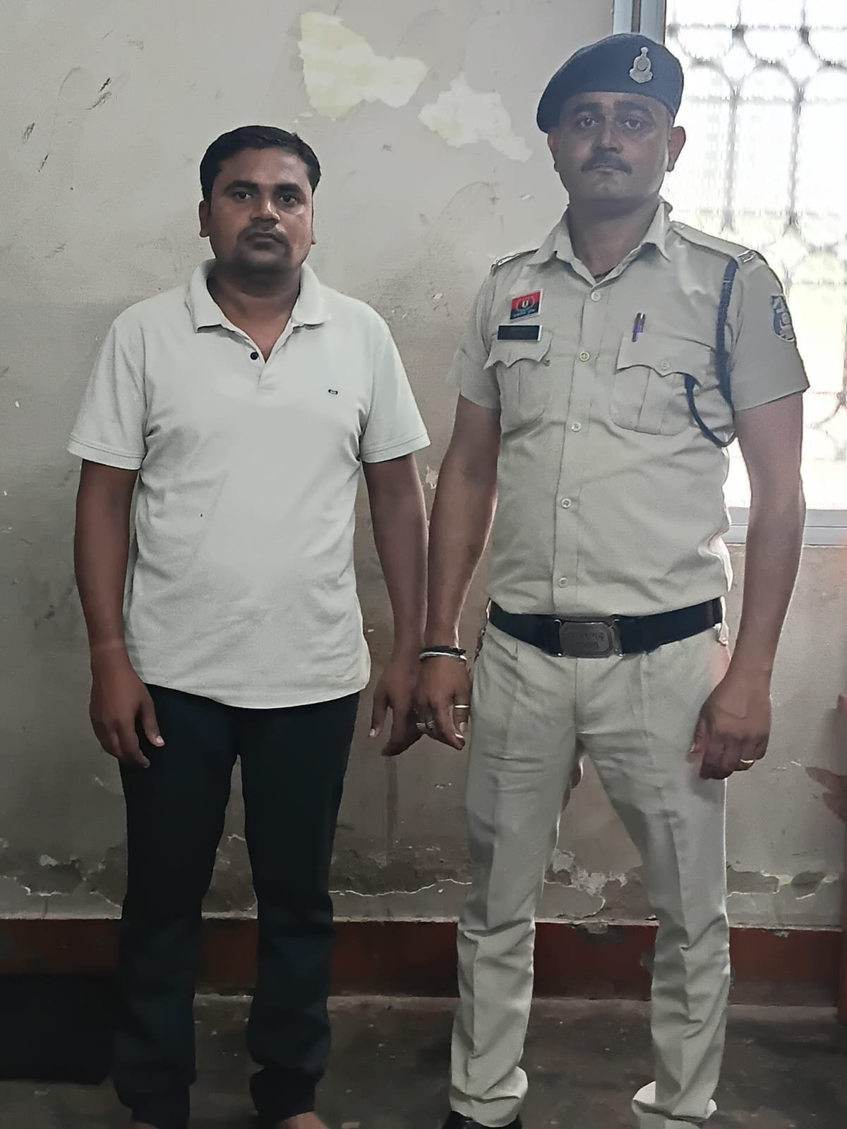 पुलिस में नौकरी लगाने का झांसा दे 14 लाख की ठगी, आरोपी रायपुर से गिरफ्तार पुलिस में नौकरी लगाने का झांसा दे 14 लाख की ठगी, आरोपी रायपुर से गिरफ्तार