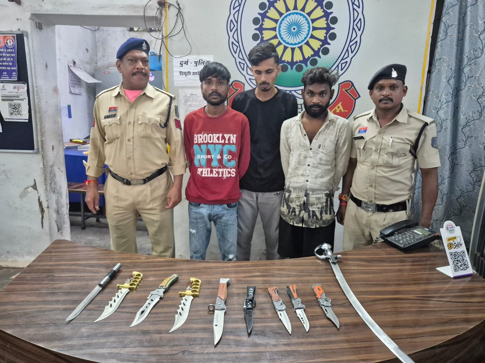 मोहननगर क्षेत्र में पुलिस की बड़ी कार्रवाई, धारदार हथियार लेकर घूम रहे 5 पकड़े गए