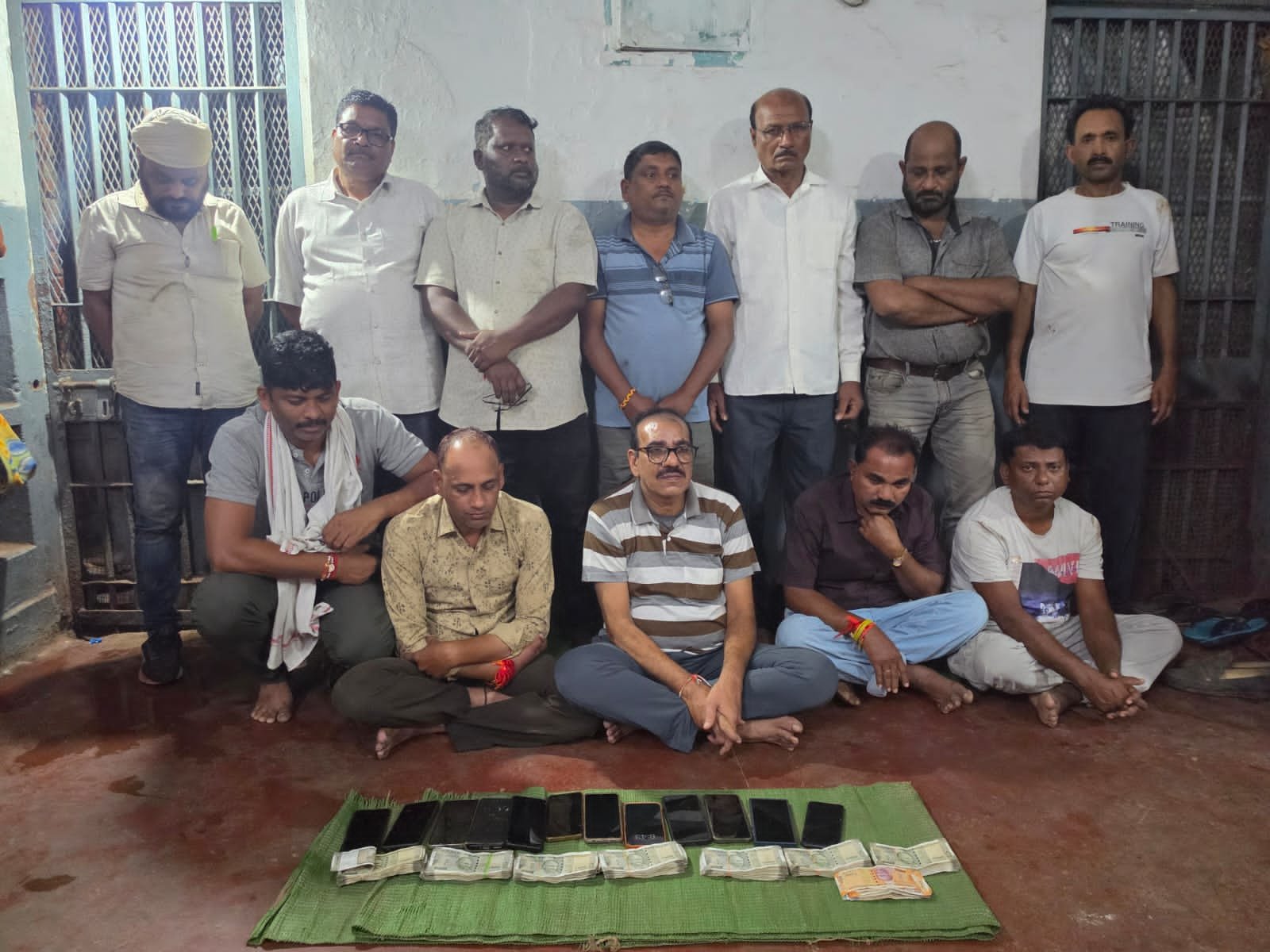 घर में सज रही थी जुए की महफिल, पुलिस ने मारा छापा, 12 जुआरी गिरफ्तार
