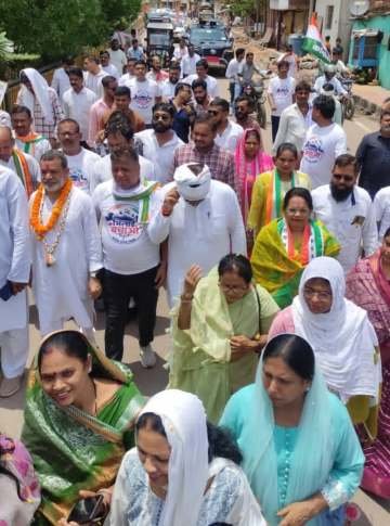 गांधी टोपी व वंदे मातरम गीत के साथ दूसरे दिन प्रारंभ हुई “भिलाई बचाओ पदयात्रा”