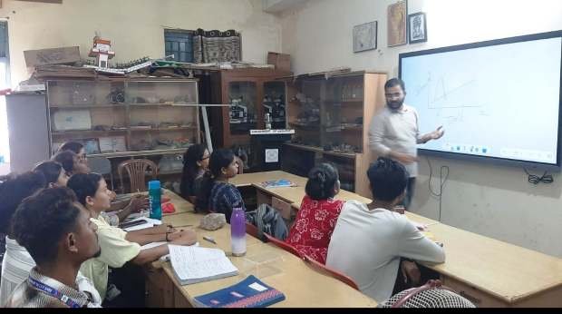 साइंस कॉलेज दुर्ग के पूर्व छात्र धर्मेश देशमुख SET परीक्षा की दें रहे नि:शुल्क कोचिंग
