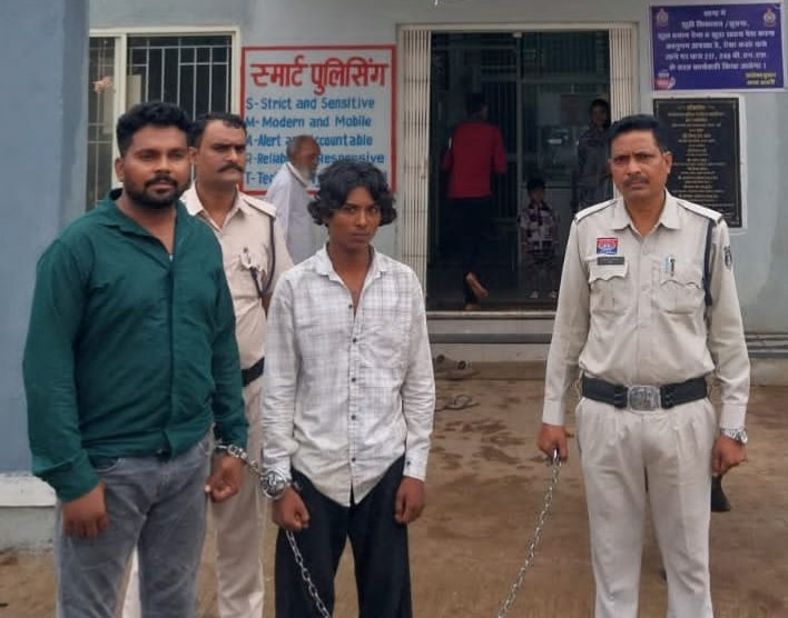 बस का दरवाजा कार से टकराने पर विवाद, कटर की नोक पर मोबाइल-नकदी की लूट बस का दरवाजा कार से टकराने पर विवाद, कटर की नोक पर मोबाइल-नकदी की लूट